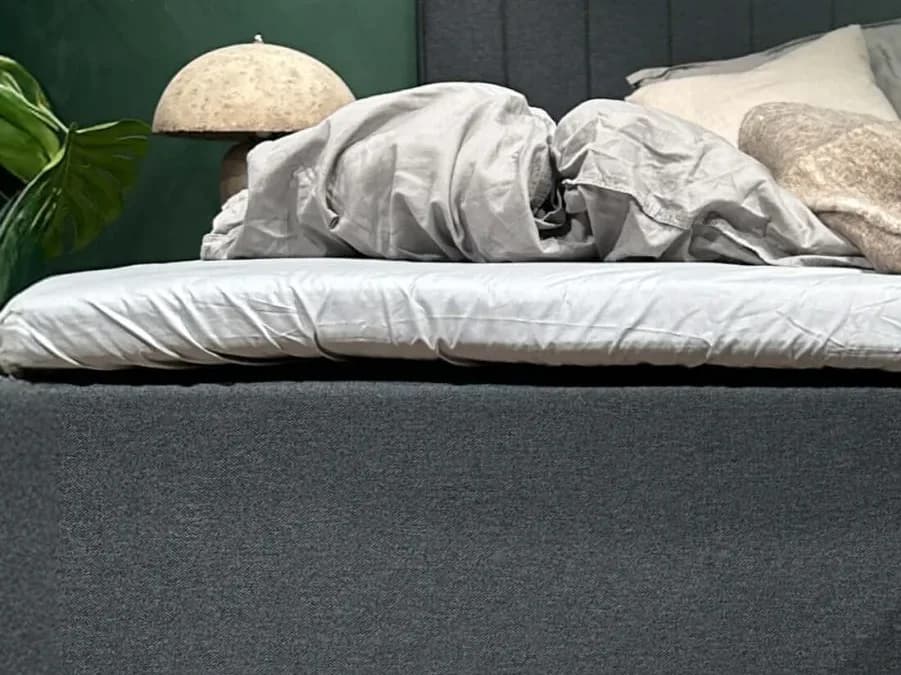 Primer plano de la sábana FamBed ajustada sobre el topper de una cama familiar