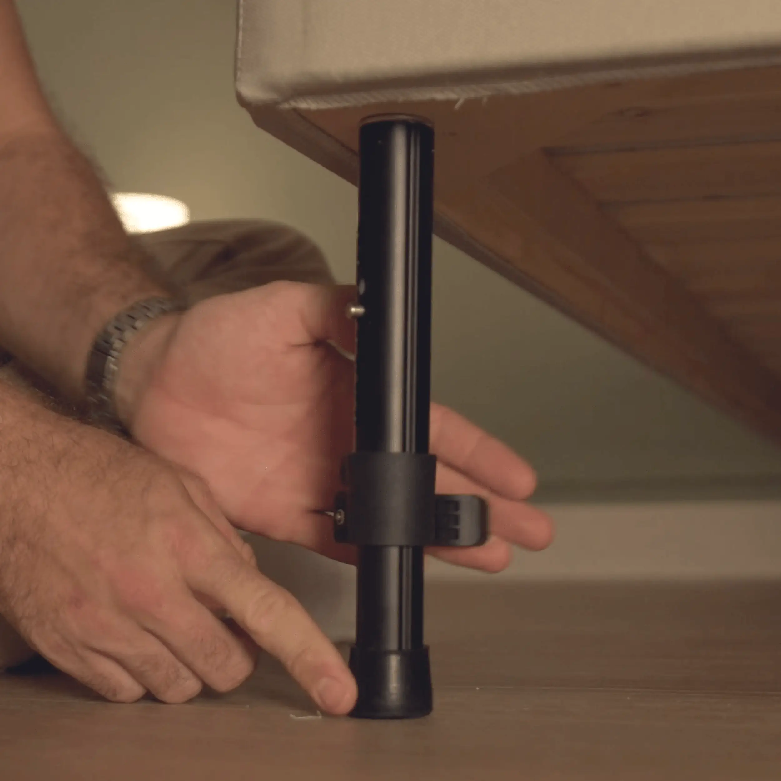 Pata de cama de aluminio regulable en altura instalada bajo una cama
