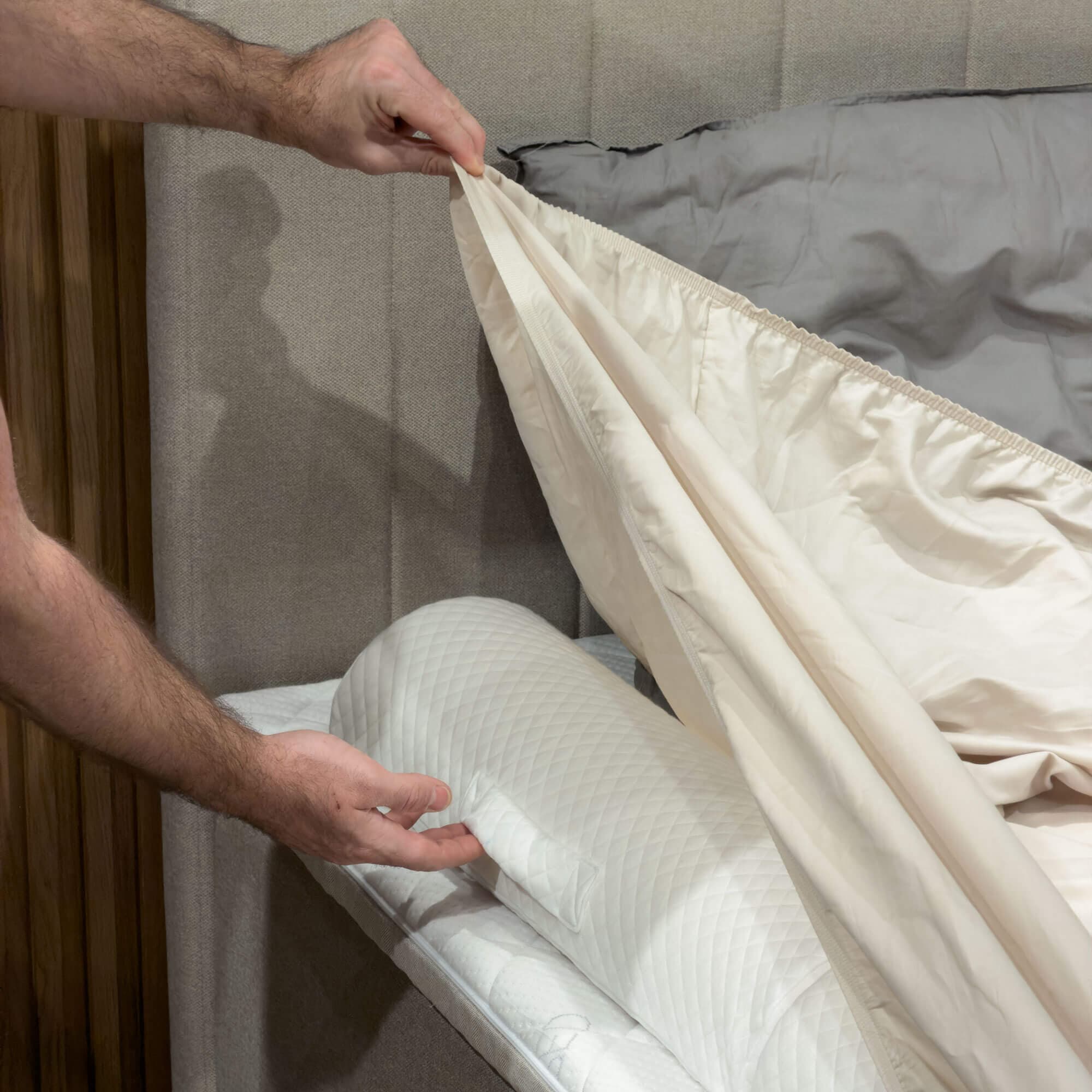Barrera de cama FamBed colocada de forma estable bajo la sábana, junto al borde de la cama