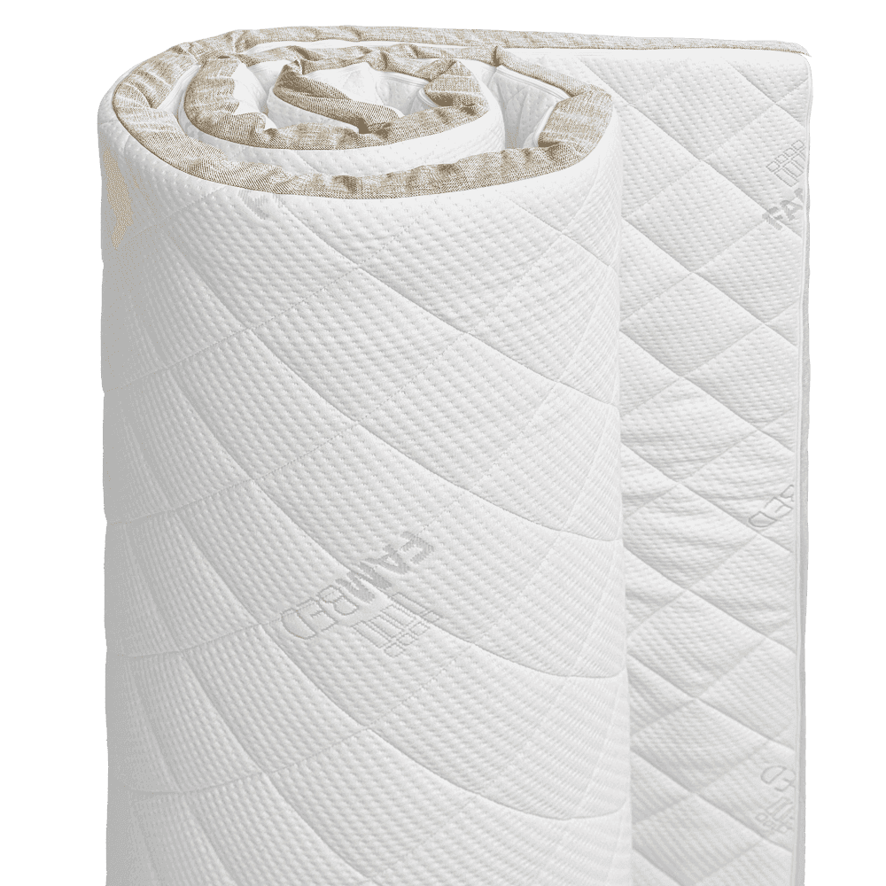 Sobrecolchón FAMBED enrollado, con funda blanca acolchada y ribete beige