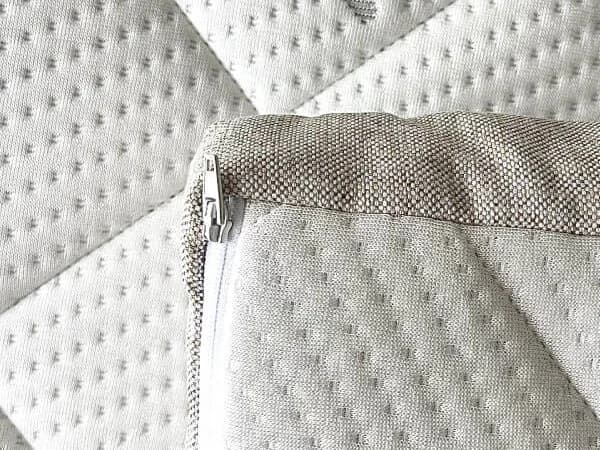 Primer plano de la cremallera en el borde de la funda extraíble de TENCEL™ del sobrecolchón
