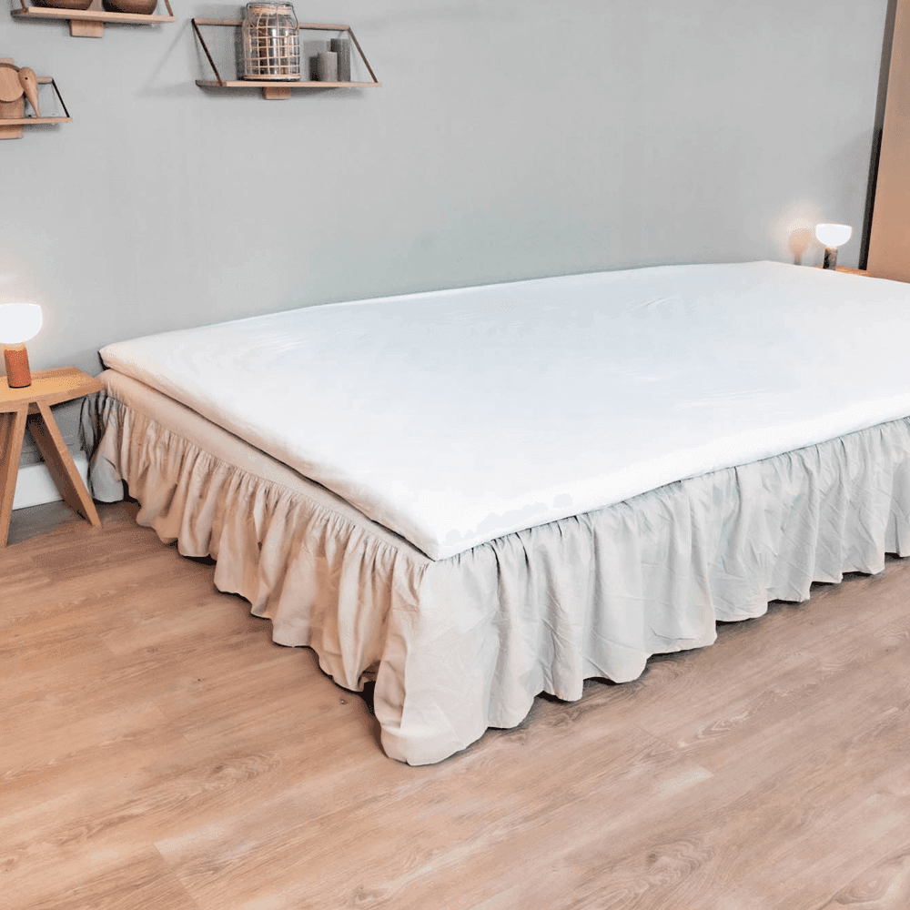 Faldón de cama FamBed a medida con volantes que cubre la base hasta el suelo