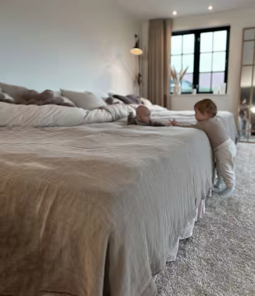 Familia durmiendo junta en una cama familiar FamBed de 360 cm de ancho
